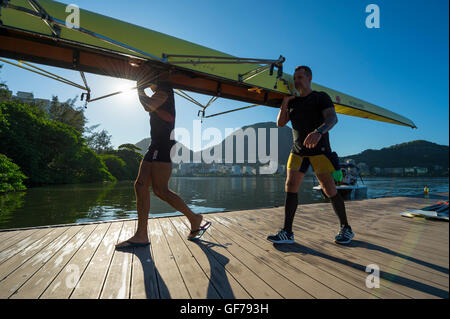 RIO DE JANEIRO - 22. März 2016: Nach dem Training, brasilianischer Ruderer tragen ihr Boot zurück zum Clubhaus in Lagoa. Stockfoto