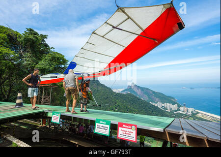 RIO DE JANEIRO - 22. März 2016: Ein Hängegleiter bereitet von der oberen Rampe bei Pedra Bonita im Tijuca Wald ausziehen. Stockfoto