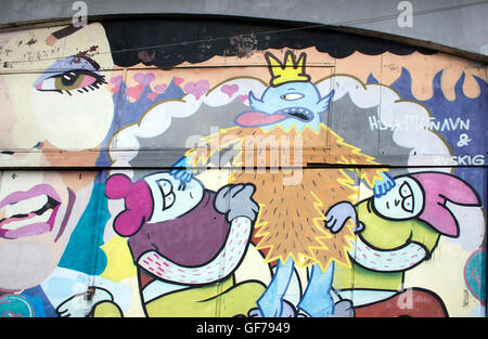 Kräftige Graffiti erhellen eine Mauer in Kopenhagen, Dänemark, und verleihen dem Straßenbild der Stadt lebendige Farben und urbane Kreativität. Stockfoto