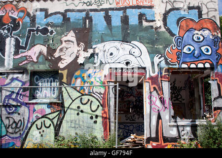 Kräftige Graffiti erhellen eine Mauer in Kopenhagen, Dänemark, und verleihen dem Straßenbild der Stadt lebendige Farben und urbane Kreativität. Stockfoto