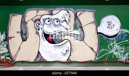 Kräftige Graffiti erhellen eine Mauer in Kopenhagen, Dänemark, und verleihen dem Straßenbild der Stadt lebendige Farben und urbane Kreativität. Stockfoto