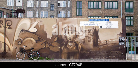 Kräftige Graffiti erhellen eine Mauer in Kopenhagen, Dänemark, und verleihen dem Straßenbild der Stadt lebendige Farben und urbane Kreativität. Stockfoto