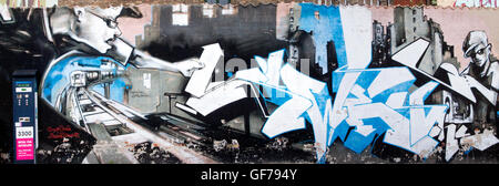 Kräftige Graffiti erhellen eine Mauer in Kopenhagen, Dänemark, und verleihen dem Straßenbild der Stadt lebendige Farben und urbane Kreativität. Stockfoto