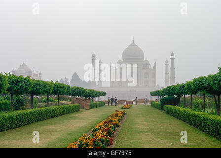 Taj Mahal sehen im Morgennebel aus über die Mehtab Bagh oder The Moonlight Garden, Agra, Indien Stockfoto
