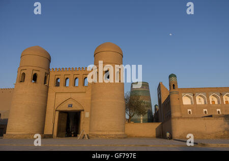 Wand des Itchan Kala (Ichon Qala) - Westtor (Ata Darvoza) - Chiwa, Provinz Xorazm - Usbekistan - Stadt an der Seidenstraße Stockfoto