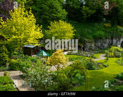 Blick über den Kaskaden-Garten in Bonsall nahe Matlock in Derbyshire Dales Peak District England Großbritannien Stockfoto