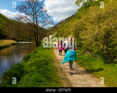 Wanderer auf dem Weg nach Wolfscote Dale in der Nähe von Hartington in White Peakfläche der Peak District Nationalpark Derbyshire England UK Stockfoto