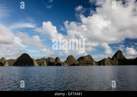 Zerklüfteten Kalksteininseln umgeben eine abgelegene, tropische Lagune in Wayag, Raja Ampat, Indonesien. Stockfoto