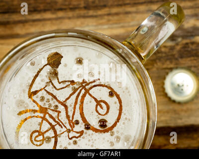 ein Radfahrer im Bierschaum Stockfoto