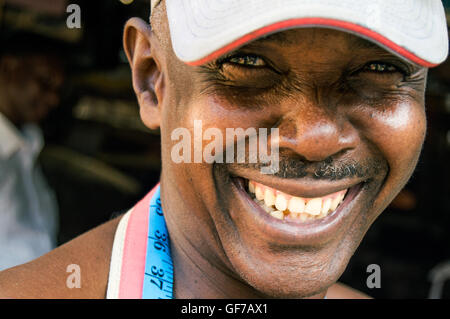 Mann in der Kunst shop, Tingatinga Zentrum, Oyster Bay, Dar-es-Salaam, Tansania Stockfoto