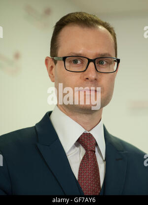 Cristiano Zanin Martins von Teixeira, Martins & Advogados auf einer Pressekonferenz, die Adressierung von Korruptionsvorwürfen gegen ehemaligen brasilianischen Präsidenten Luiz Inácio Lula da Silva bei Doughty Street in London. Stockfoto
