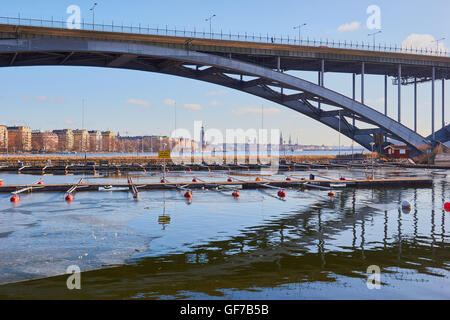 Vasterbron Brücke (Western Bridge) in Richtung Stockholm, Schweden Skandinavien suchen Stockfoto