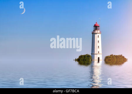 Ozean-Landschaft mit Leuchtturm und Mond Stockfoto