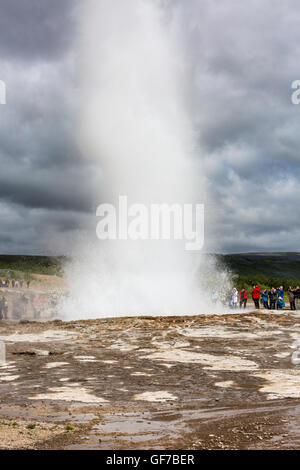 Strokkur Geysir heiße Quellen, Wasserspeise 30 Meter (100 ft), Südwest Island, Golden Circle Tour Stockfoto