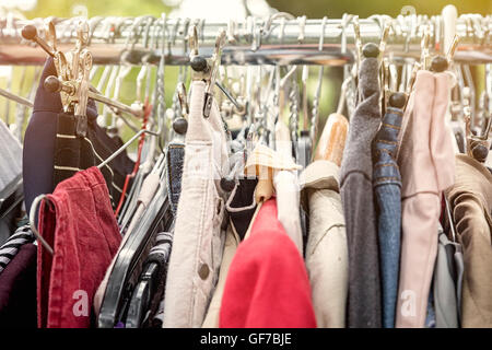 Kleidung auf einem Gestell auf einem Flohmarkt Stockfoto