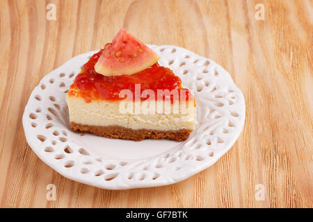 Käsekuchen mit brasilianischen Goiabada Marmelade der Guave auf weißen Vintage Teller auf Holztisch. Selektiven Fokus Stockfoto