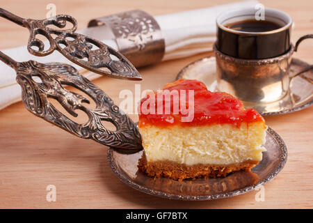 Käsekuchen mit brasilianischen Goiabada Marmelade der Guave auf Silber Vintage Teller mit Kaffee. Selektiven Fokus Stockfoto