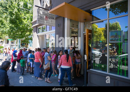 PORTLAND, OR - 27. Juli 2016: Salz und Stroh Eisdiele, ein vielbeschäftigter Desset Lage am NW 23. in Portland, Oregon. Stockfoto