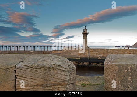 Ein Leuchtturm an der Hafeneinfahrt von Whitby, North Yorkshire, England, UK. Stockfoto