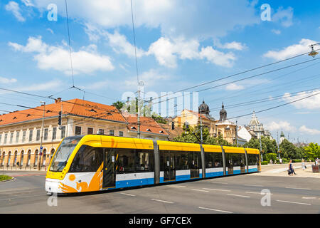 DEBRECEN, Ungarn - 1. Juli 2016: Moderne Straßenbahn auf der Market Street (Ungarisch: Piac Utca), im Zentrum von Debrecen Stadt Stockfoto