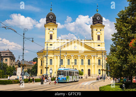 Kossuth-Platz mit protestantischen Grote Kerk (Ungarisch: Reformatus Nagytemplom) auf dem Hintergrund in der Stadt Debrecen, Ungarn Stockfoto