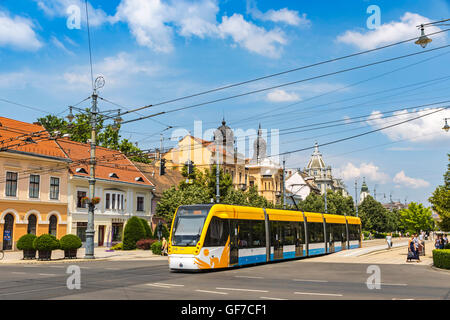 DEBRECEN, Ungarn - 1. Juli 2016: Moderne Straßenbahn auf der Market Street (Ungarisch: Piac Utca), im Zentrum von Debrecen Stadt Stockfoto