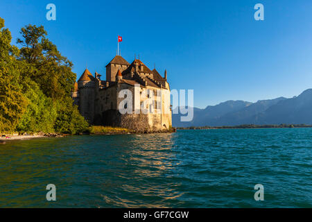 Schöne Aussicht auf das Schloss Chillon in der Abenddämmerung in der goldenen Sonne am Ufer des Genfer See, Montreux, Kanton Waadt, Switz Stockfoto