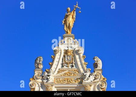 Nahaufnahme von einer mit verbundenen Augen Justitia (Justitia) oben auf dem alten Standesamt (1534-1537) in Brügge, Belgien Stockfoto