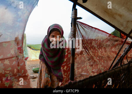 Ein Zigeuner-Porträt: Mädchen spähen durch in ihrem Zelt nach Hause. Pushkar, Rajasthan, Indien Stockfoto