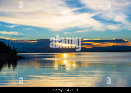 Dramatische Sonnenaufgang über Yellowstone Lake im Yellowstone National Park Stockfoto