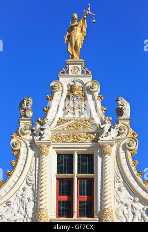 Nahaufnahme von einer mit verbundenen Augen Justitia (Justitia) oben auf dem alten Standesamt (1534-1537) in Brügge, Belgien Stockfoto