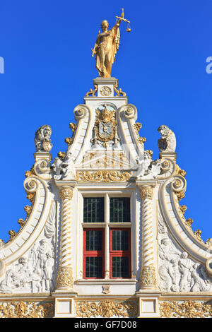 Nahaufnahme von einer mit verbundenen Augen Justitia (Justitia) oben auf dem alten Standesamt (1534-1537) in Brügge, Belgien Stockfoto