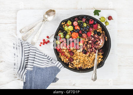 Hafer-Müsli Crumble mit frischen Garten Beeren und Samen Stockfoto