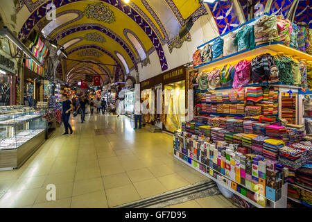 ISTANBUL - AUGUST 18: Grand Bazaar Interior am 18. August 2015 in Istanbul. Straßen von der große Basar in Istanbul, eines der Stockfoto