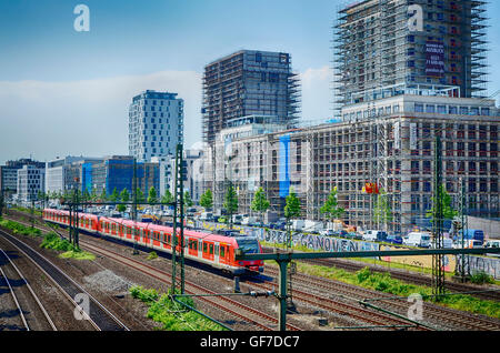 S-Bahn verläuft Großbaustelle in Toulouse Avenue im Quartier Central in Düsseldorf, NRW Stockfoto