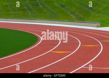 Nahaufnahme einer Leichtathletik Event-Stadion mit den Bahnen bilden grafische Muster Stockfoto
