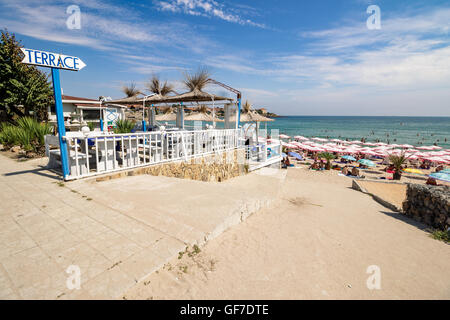 SOZOPOL - AUGUST 11: Café-Terrasse in der Nähe von Meeresstrand am 11. August 2015 in Sozopol, Bulgarien. Leere Terrasse an heißen Sommertag in der Nähe von t Stockfoto