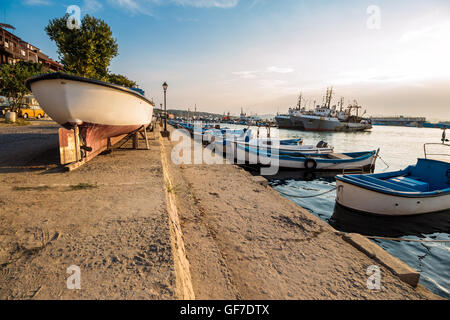 SOZOPOL - 16 AUGUST: Angelboote/Fischerboote bei Sonnenuntergang am 16. August 2015 in Sozopol, Bulgarien. kleine Fischerboote und einige große angedockt Stockfoto