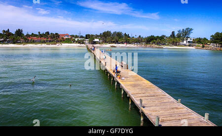 Luftaufnahme des Menschen auf Anna Maria Island City Pier in Bradenton, FL Stockfoto