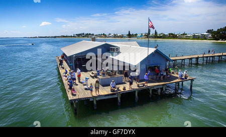 Luftaufnahme von Menschen, die Fischerei vor Anna Maria Island City Pier in Bradenton, FL Stockfoto