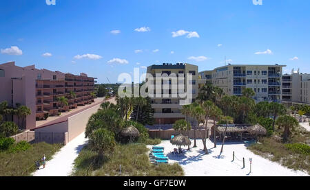 Luftaufnahme von Siesta Key Apartments direkt am Strand in Sarasota, FL Stockfoto