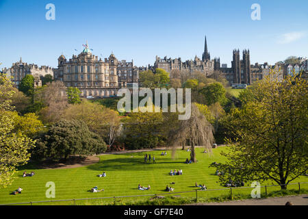 Blick auf das Hauptquartier der Bank of Scotland auf dem Hügel von Princes Street Gardens. Stockfoto