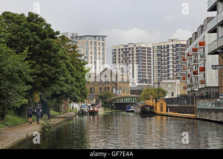 Die Regents Canal in Hoxton, Nord-London. Blick nach Osten in Richtung Southgate Straßenbrücke. Zeigt Housboats, Lager und Wohnungen Stockfoto