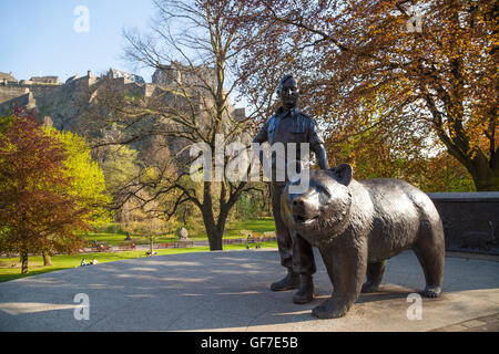 Statue von Wojtek des polnischen Krieges tragen Princes Street Gardens, Edinburgh, Schottland. Stockfoto