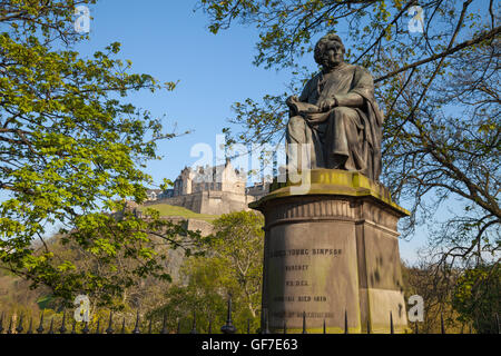 Statue von Sir James junge Simpson und Edinburgh Castle von Princes Street, Edinburgh, Schottland Stockfoto