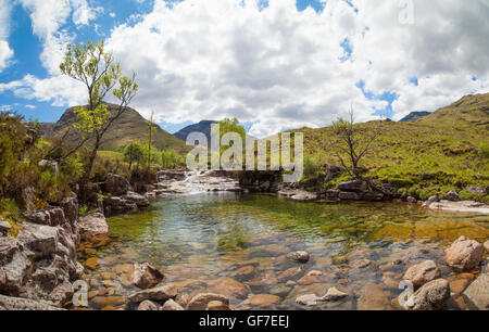 Fuß den Fluss Allt a'Chaorainn in der Nähe von Glen Etive klettern die Corbett Beinn Mhic Chasgaig (aus der Sicht in diesem Bild) Stockfoto