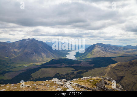 Blick hinunter in Richtung Loch Etive vom Grat der Corbett Beinn Maol Chaluim Glen Etive Schottland. Stockfoto