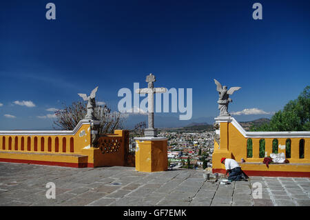 Kirche der Muttergottes von Remedies Spitze der Pyramide von Cholula in Puebla, Mexiko. Luftaufnahme der Stadt und der Vulkan Popocatepetl Stockfoto