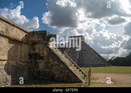 Maya-Pyramide des Kukulkan "El Castillo", wie von der Plattform der Adler und Jaguare, Chichen Itza, Mexiko zu sehen. Stockfoto