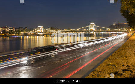 Nachtverkehr in Budapest, Ungarn. Kettenbrücke in den Hintergrund. Stockfoto